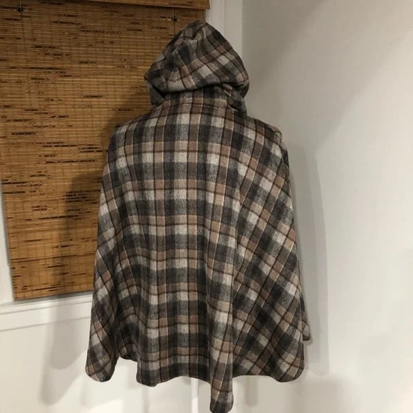 Robbi & Nikki Cape - Picture 3 of 11